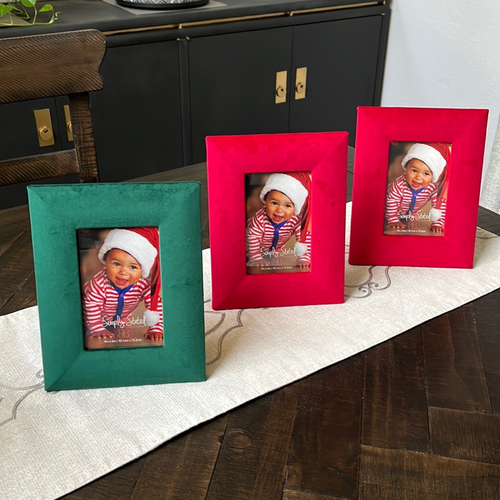 🎅🏻🎄🎅🏻 3 Gorgeous Velvet Pictures Frames for 4”x 6”pictures. ❤️💚❤️